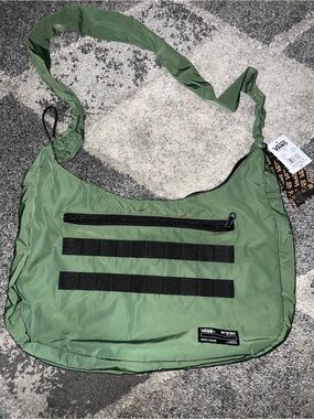Vans Offshoot Messenger Bag in Pine Forest Green